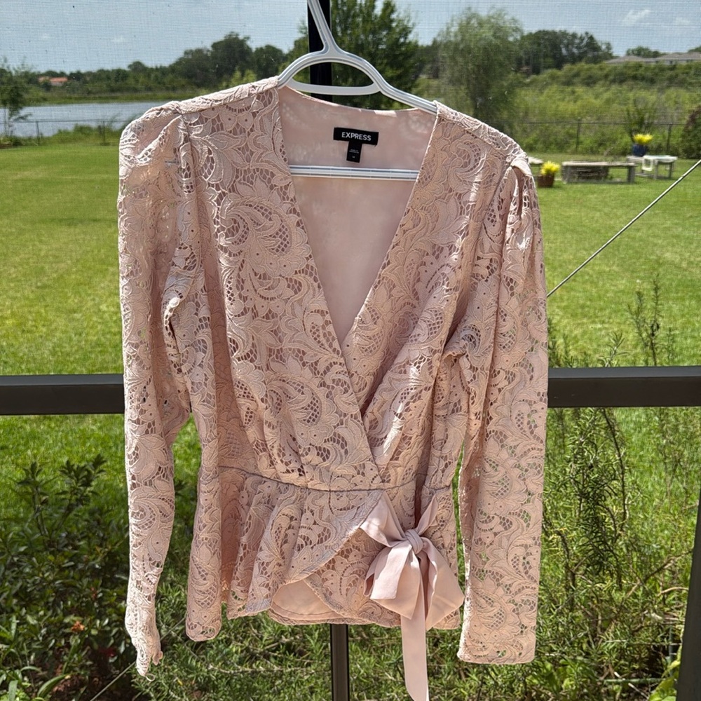 Express blush Lace V-Neck Long Sleeve Tie Waist Peplum Top Size medium